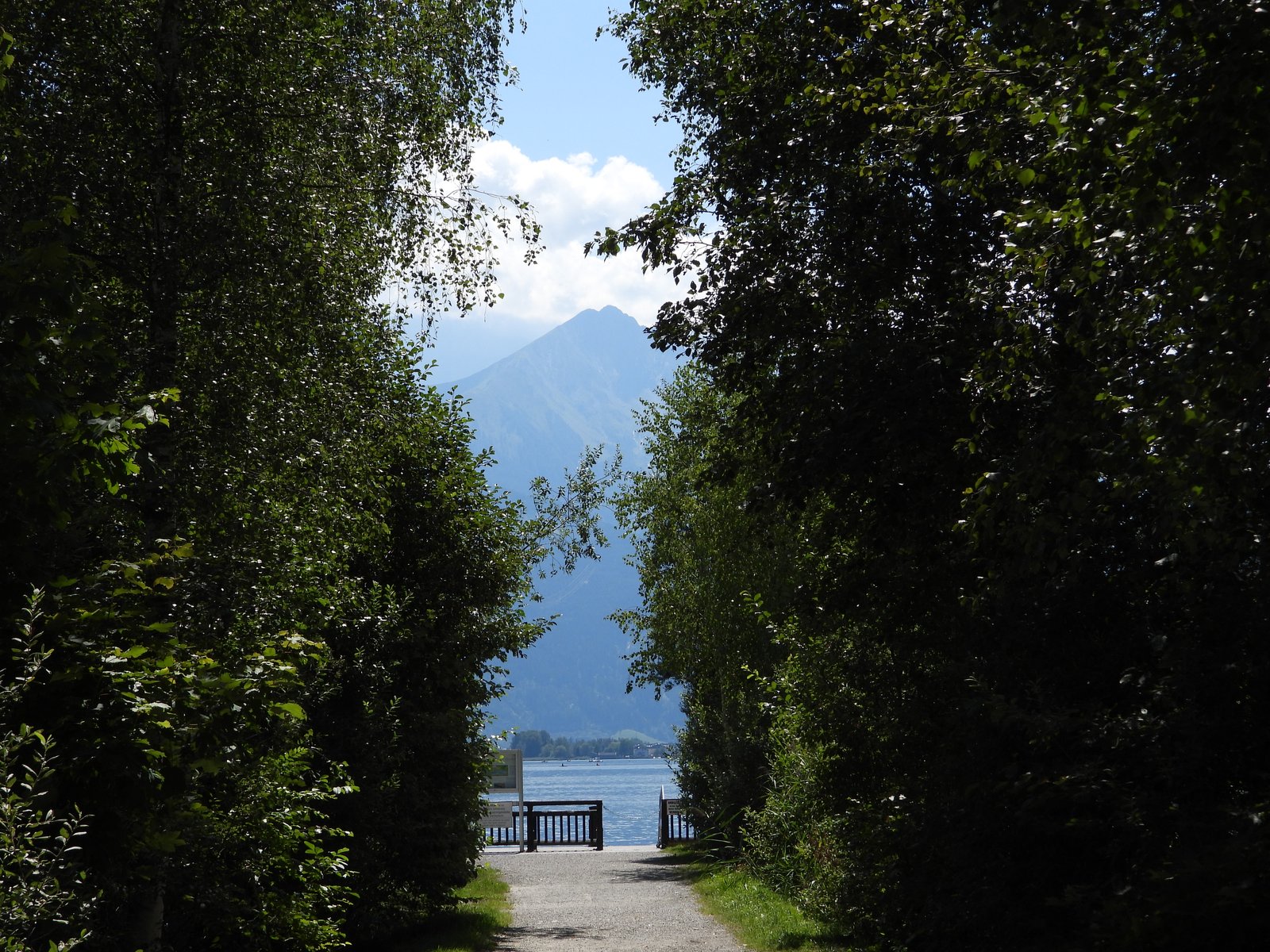 Pfad zum Bergsee — Zauberwasser findet Ruhe in der Natur