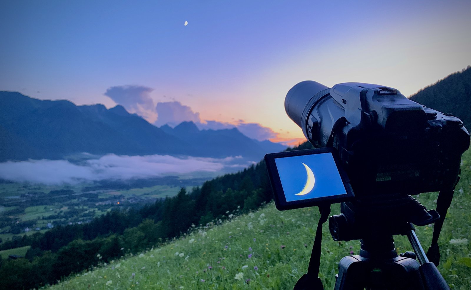 Kamera bei Sonnenuntergang mit Mond über den Bergen — Zauberwasser, Naturmomente einfangen