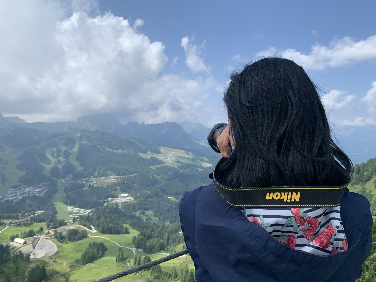 Mama mit Kamera über den Alpen — Familie Zauberwasser unterwegs